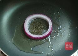 洋葱圈煎蛋的做法图解3
