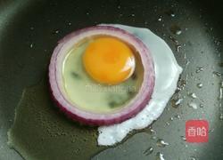 洋葱圈煎蛋的做法图解4