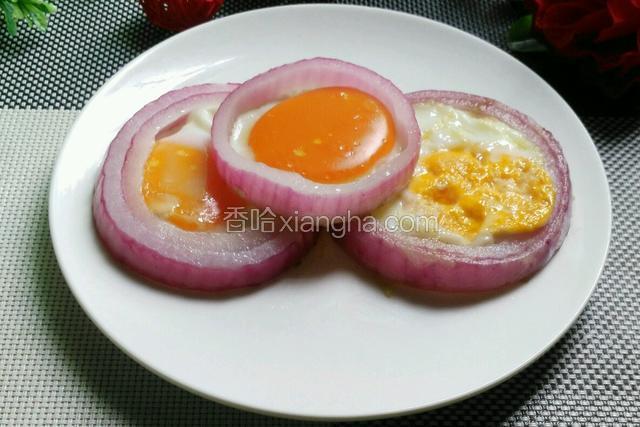 煎好的鸡蛋洋葱圈装碟，滴上酱油或者其他酱料即可食用。