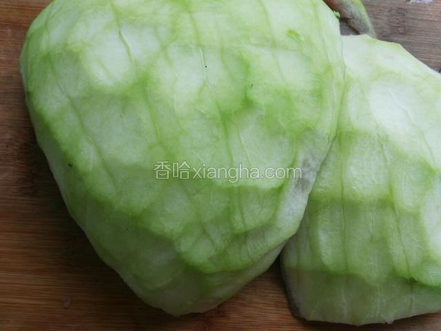 西瓜皮刮去硬皮，挖净红壤