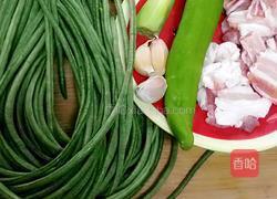肉炒蒜香豇豆的做法图解1
