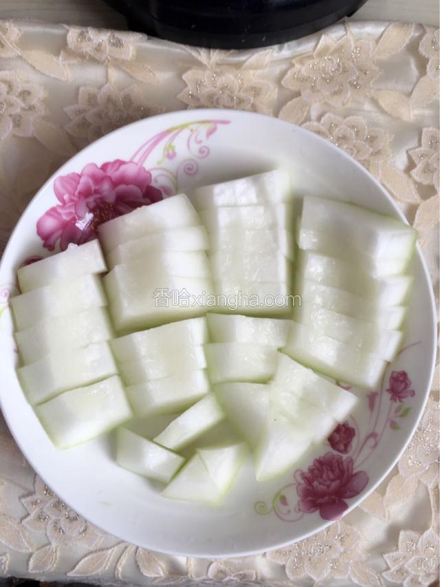 冬瓜洗净去皮切大块。