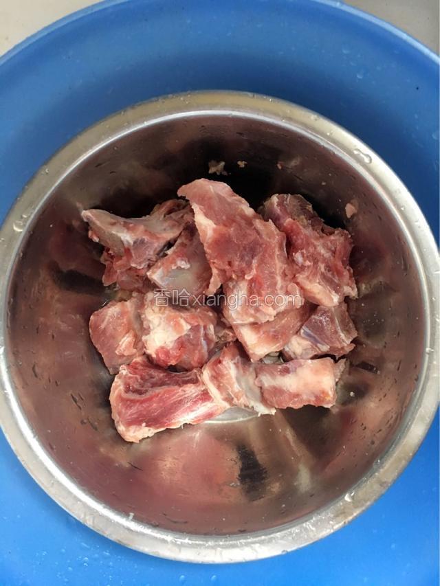 排骨洗净。