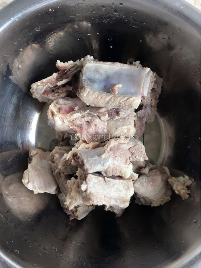 冷水下锅，锅内放生姜，葱段去腥，水开后煮3分钟后去浮末，捞出后洗净。