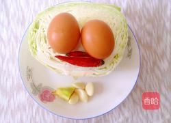 卷心菜炒鸡蛋的做法图解1