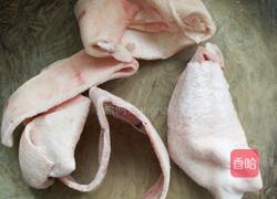 自制美味猪皮冻的做法图解1