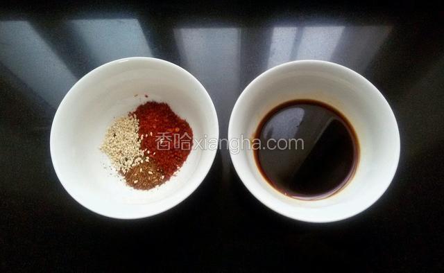 一个碗中放辣椒面，花椒面和芝麻，另一个碗中放盐，生抽，老陈醋，蚝油，鸡精。