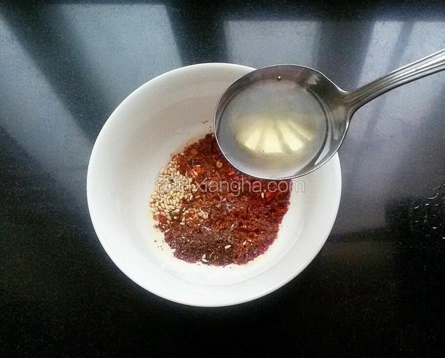 煸香以后把料捞出，把油晾至六七层热时浇到辣椒碗中。