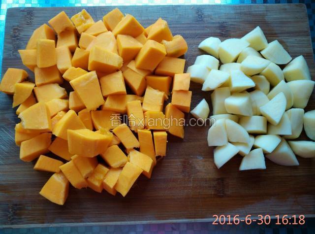 将南瓜，土豆去皮，切块