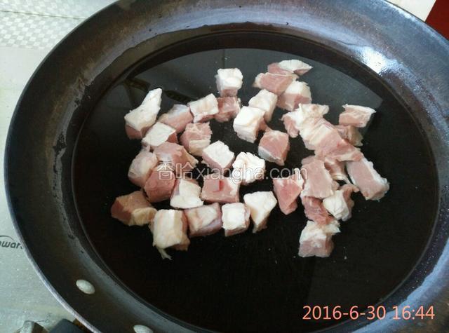 牛肉切块，凉水下锅，煮开后沥水备用