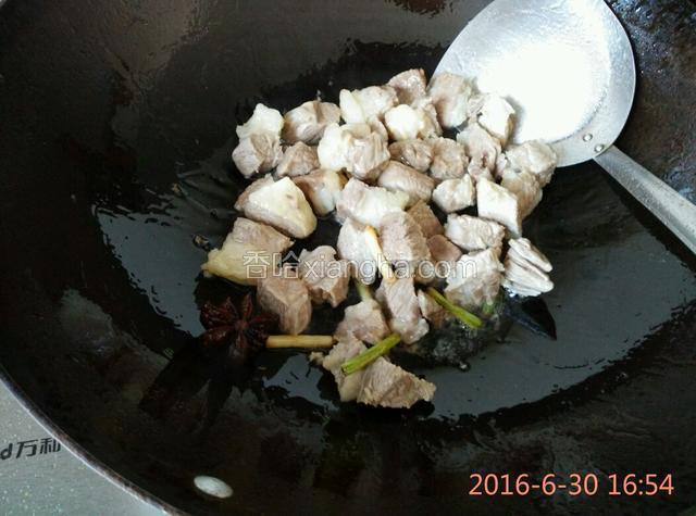 牛肉放入锅中翻炒至变色，加入生抽，继续翻炒片刻