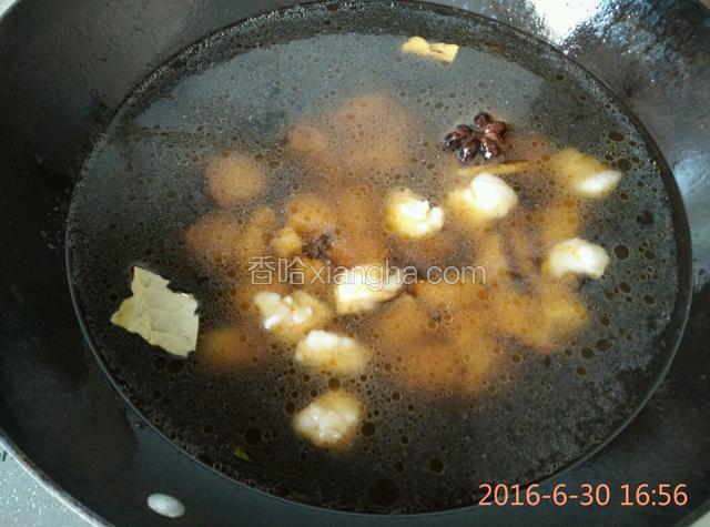 锅中加入温水，大火烧开后转小火，炖约50分钟。水多添些，炖牛肉，土豆的过程都会耗掉很多水分