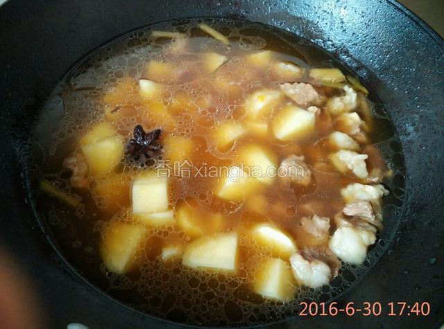 将土豆放入锅中，转中火，加适量盐