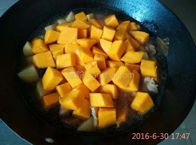 土豆炖约10分钟后，将南瓜放入锅中继续炖，约20分钟。土豆南瓜用筷子能轻松插透即可。中间用锅铲翻动几次以免糊锅
