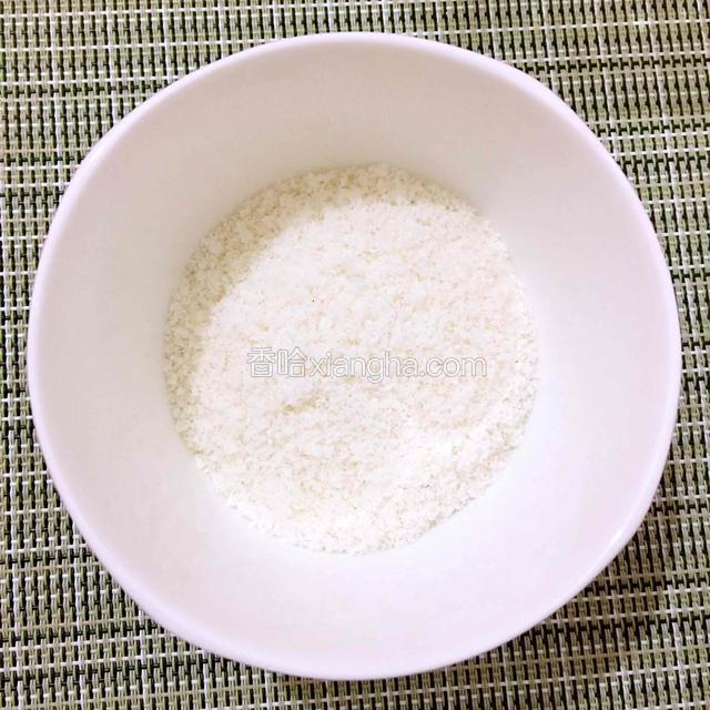准备好粘表面的椰蓉