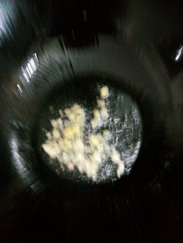 油烧热，下蒜，姜爆香。