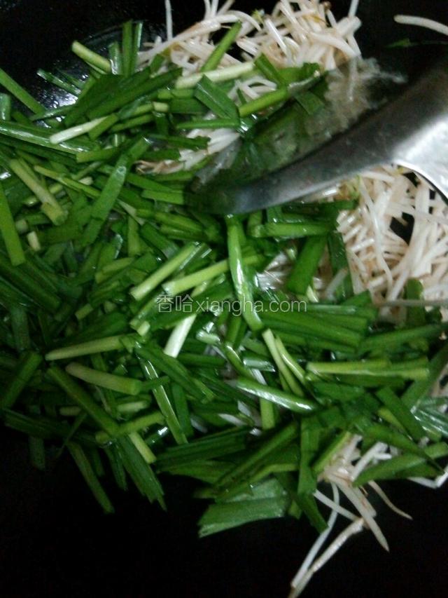待绿豆芽变软后，沿锅边加几滴香醋。翻炒两下再倒入韭菜。