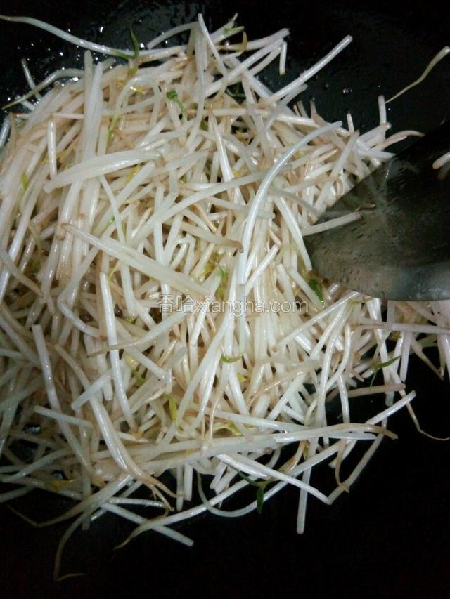 倒入绿豆芽翻炒