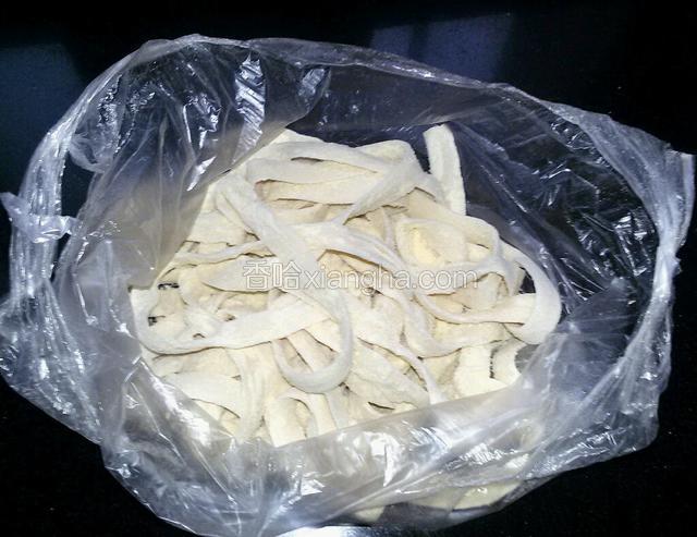 准备面条1斤。
