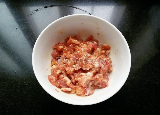 猪肉切末，用淀粉和生抽腌制。