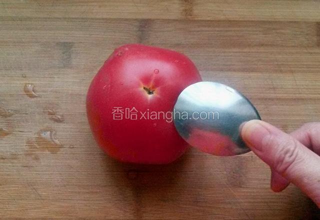 西红柿用勺刮一下，把西红柿皮去掉。
