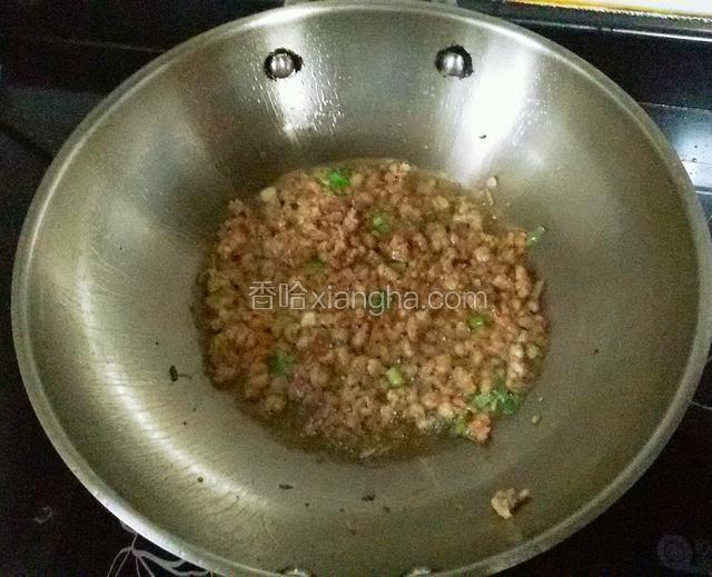 起炒菜，放花生油，油热后放入肉末煸香，然后再放入葱姜末煸炒。
