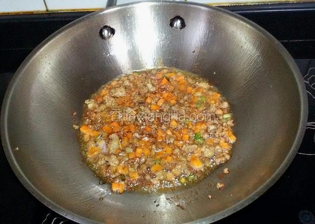 肉炒好以后先放入胡萝卜煸炒。
