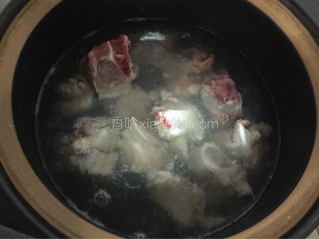 锅中放入适量的清水烧开后放入排骨焯水变白捞出沥干水分备用