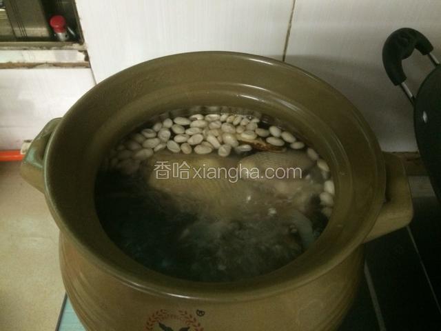 等锅的汤煮开，把鸡放入锅中。