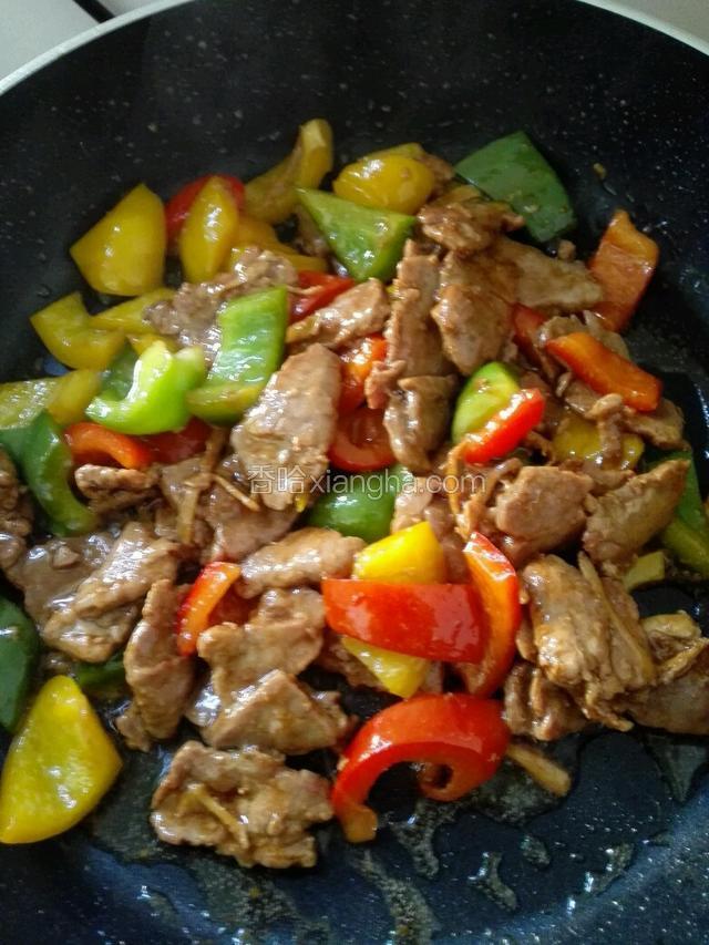 再把炒至六成熟的牛肉，一起放入锅里翻炒一分钟即可起锅。