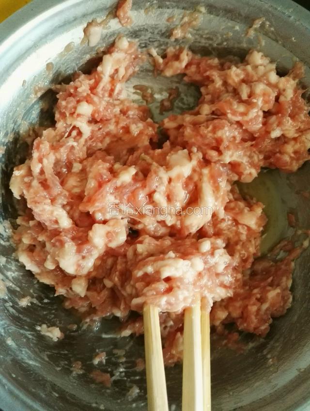 然后倒入适量料酒继续搅拌（一个方向搅拌）