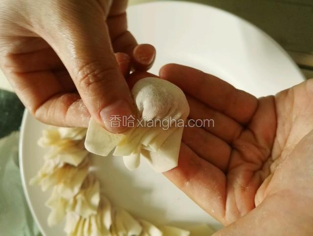 一个压着一个褶