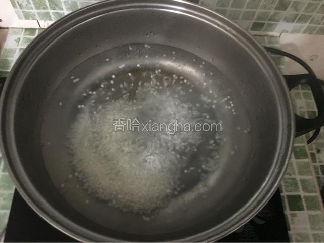 锅中放入适量水，等水烧开后把西米加进去煮