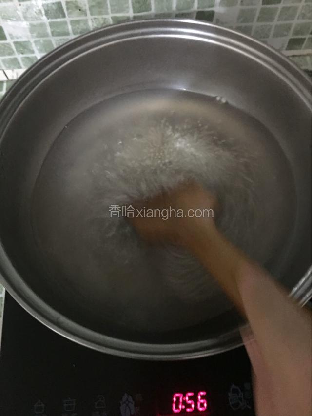 西米煮的时候用锅铲不停的搅动，以防粘锅