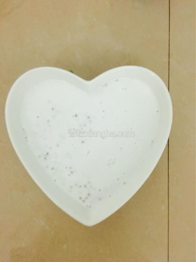 提前把椰浆倒在碗里面，然后把煮好的西米加进去