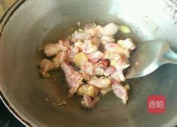 土豆炖鸡腿的做法图解2