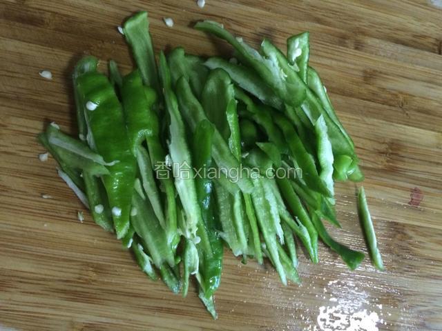 将辣椒洗净切丝备用