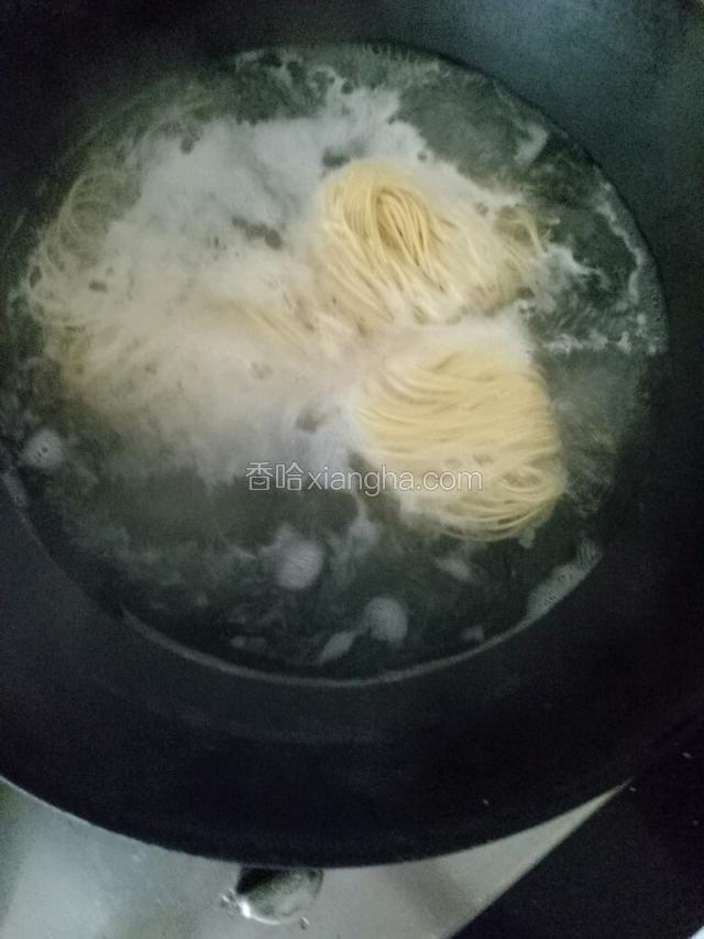 烧沸水，放入面饼煮熟，用筷子能搅散即可。