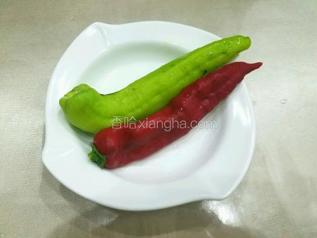 将青红椒洗干净备用。