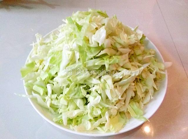 把卷心菜切丝备用，