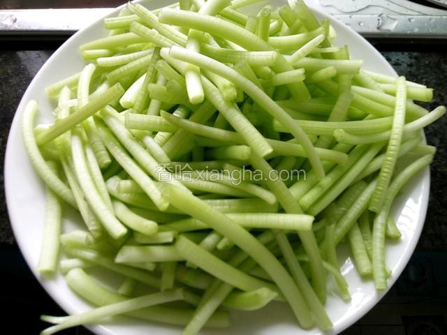 红薯杆剔筋洗净沥水