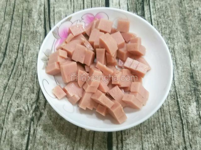 将火腿肠切成丁。