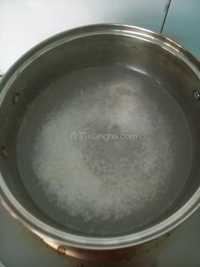锅里水烧开，把泡好的西米倒进煮