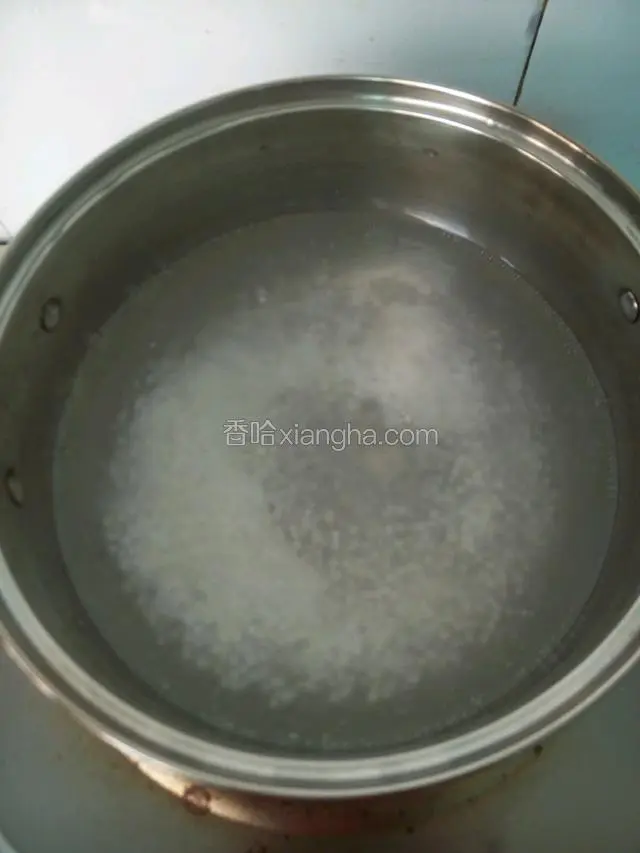 锅里水烧开，把泡好的西米倒进煮