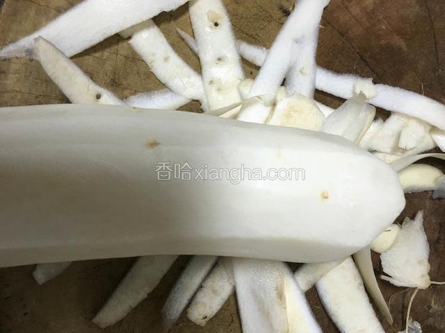白萝卜去皮；