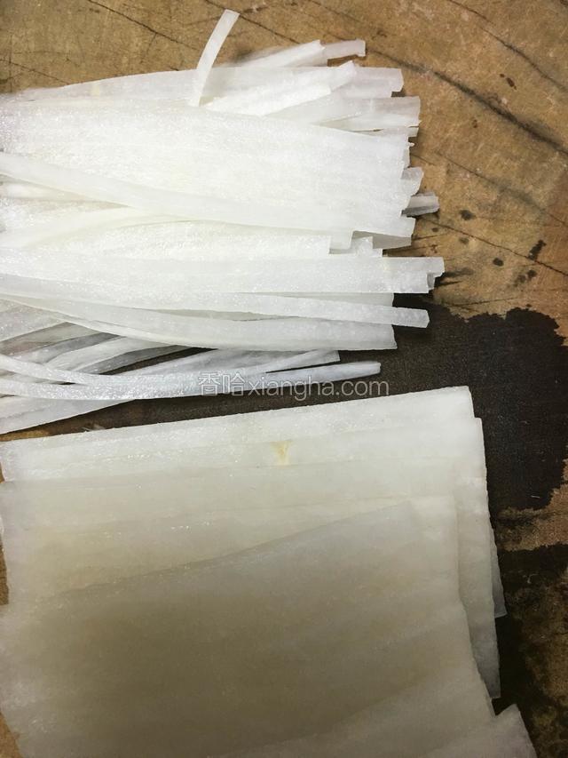 白萝卜切成丝；