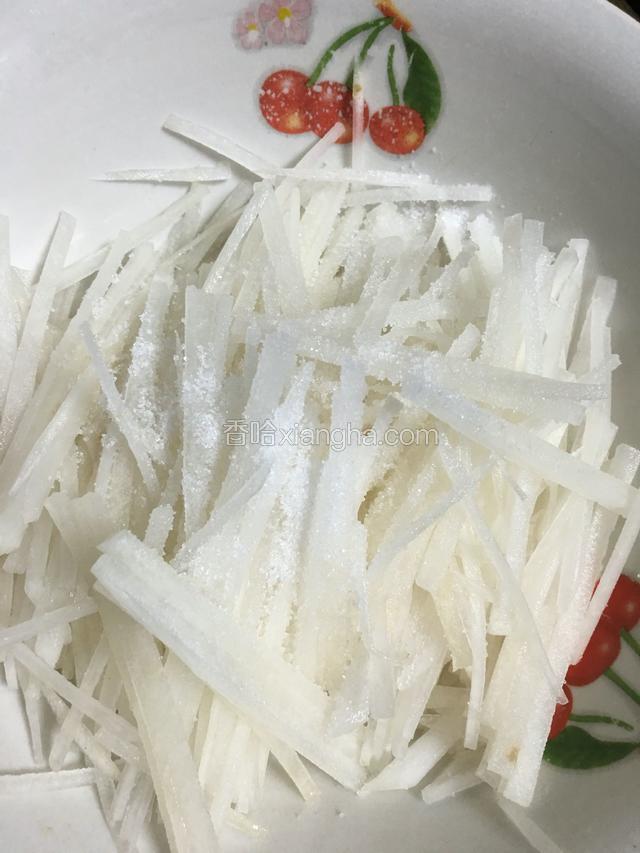 放入容器内，加入适量盐；