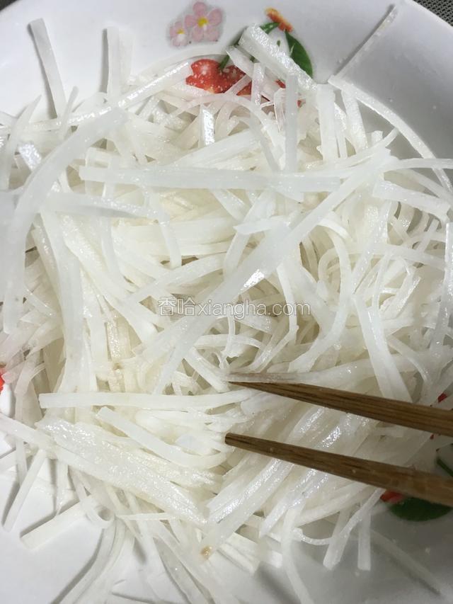用筷子搅拌均匀腌制10分钟左右；