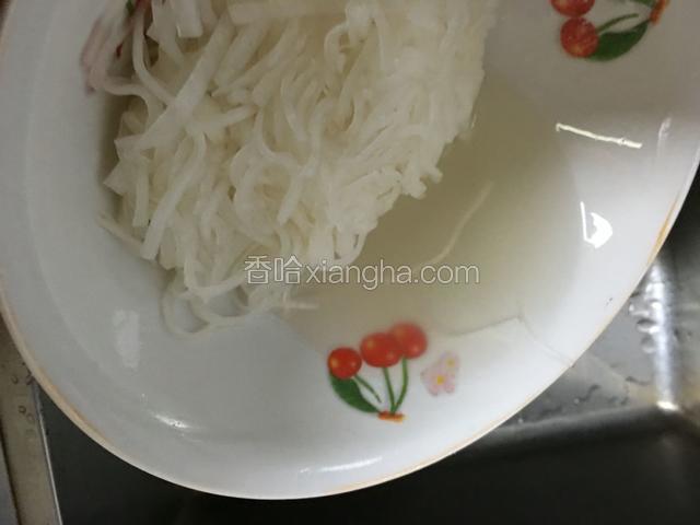 萝卜出水后倒去水份，用手挤干水份；
