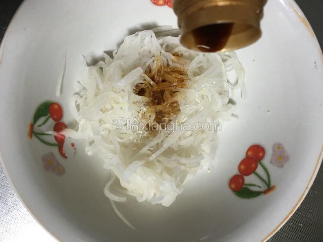 倒入适量的生抽；